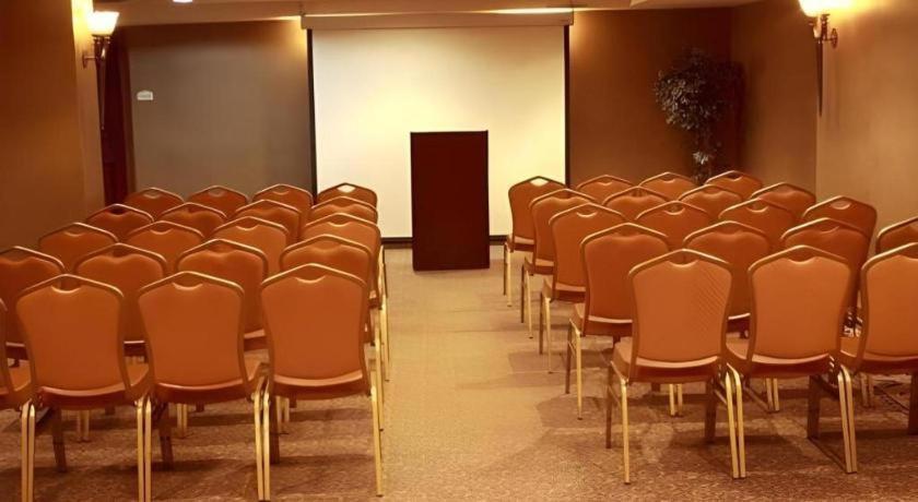 Garden Plaza Hotel Saddle Brook Exterior foto